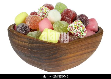 Dutch tum sucreries dans un bol en bois de téakwood isolé sur fond blanc Banque D'Images