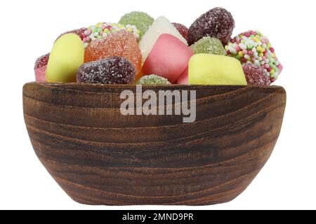 Dutch tum sucreries dans un bol en bois de téakwood isolé sur fond blanc Banque D'Images