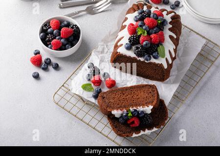 Gâteau au chocolat recouvert de glaçage au fromage à la crème et de baies Banque D'Images