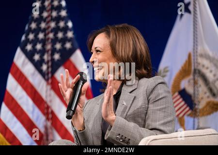 Raleigh, États-Unis d'Amérique. 30th janvier 2023. LE vice-président AMÉRICAIN Kamala Harris s'exprime au Duke Energy Center for Performing Arts de Raleigh, en Caroline du Nord, le lundi 30 janvier 2023. Harris a une conversation avec la communauté des petites entreprises pour souligner l'engagement de l'administration envers les petites entreprises. Crédit: Cornell Watson/Pool/Sipa USA crédit: SIPA USA/Alay Live News Banque D'Images