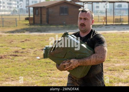 Tech. Sgt. Eric. Martin, assistant exécutif du commandant de l'aile de la base aérienne 39th, porte un jerrycan rempli d'eau pendant la course espagnole de Pegasus à la base aérienne d'Incirlik, Turquie, le 1 octobre 2022. La course, organisée par l'unité du Patriot espagnol, se composait de huit obstacles allant de l'escalade de corde à la piste de boue et d'une course de quatre kilomètres. Des événements comme la course espagnole de Pegasus encouragent la cohésion et le travail d'équipe entre les individus pour renforcer la relation entre les forces américaines et espagnoles tout en permettant aux partenaires de l'OTAN de Amuse-toi bien. Banque D'Images