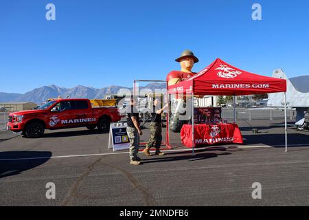 ÉTATS-UNIS Le Sgt Johnny Zacarias du corps maritime et le Sgt Ramiro Barrigagarcia, recruteurs à la sous-station de recrutement Reno, à la station de recrutement Sacramento, regardent le salon de l'aviation pendant le Roundup de l'aviation à Minden, Nevada, le 1 octobre 2022. Marines avec Recruiting Station Sacramento a assisté à l'Aviation Roundup pour interagir avec la communauté. Banque D'Images