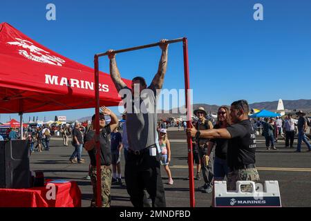 ÉTATS-UNIS Le Sgt Johnny Zacarias du corps maritime et le Sgt Ramiro Barrigagarcia, recruteurs à la sous-station de recrutement Reno, Station de recrutement Sacramento, encouragent un participant à faire des pull-ups pendant le Roundup de l'aviation à Minden, Nevada, le 1 octobre 2022. Marines avec Recruiting Station Sacramento a assisté à l'Aviation Roundup pour interagir avec la communauté. Banque D'Images