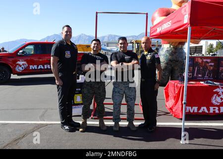 ÉTATS-UNIS Le Sgt Johnny Zacarias du corps maritime et le Sgt Ramiro Barrigagarcia, recruteurs à la sous-station de recrutement Reno, à la station de recrutement Sacramento, posent pour une photo avec les États-Unis Navy Blue Angels pendant le Roundup Aviation à Minden, Nevada, le 1 octobre 2022. Marines avec Recruiting Station Sacramento a assisté à l'Aviation Roundup pour interagir avec la communauté. Banque D'Images