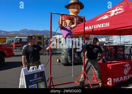 ÉTATS-UNIS Le Sgt Johnny Zacarias du corps maritime et le Sgt Ramiro Barrigagarcia, recruteurs à la sous-station de recrutement Reno, Station de recrutement Sacramento, encouragent un participant à faire des pull-ups pendant le Roundup de l'aviation à Minden, Nevada, le 1 octobre 2022. Marines avec Recruiting Station Sacramento a assisté à l'Aviation Roundup pour interagir avec la communauté. Banque D'Images