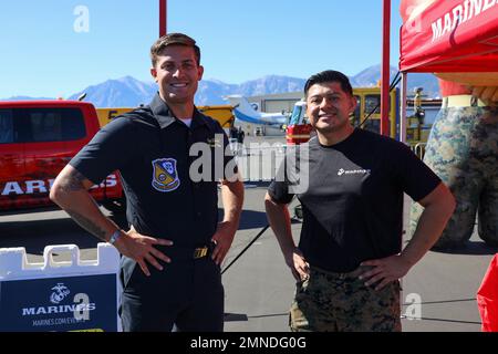 ÉTATS-UNIS Le sergent Johnny Zacarias du corps maritime, recruteur à la sous-station de recrutement Reno, à la station de recrutement Sacramento, et le sergent Joseph Domicoli, mécanicien de ligne électrique aux États-Unis Navy Blue Angels, posez pour une photo à l'Aviation Roundup à Minden, Nevada, le 1 octobre 2022. Marines avec Recruiting Station Sacramento a assisté à l'Aviation Roundup pour interagir avec la communauté. Banque D'Images