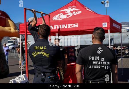 ÉTATS-UNIS Le Sgt Ramiro Barrigagarcia, recruteur à la sous-station de recrutement Reno, à la station de recrutement Sacramento, et le Sgt Joseph Domicoli, mécanicien de ligne électrique aux États-Unis Navy Blue Angels, regardez un participant faire des pull-ups à l'Aviation Roundup à Minden, Nevada, le 1 octobre 2022. Marines avec Recruiting Station Sacramento a assisté à l'Aviation Roundup pour interagir avec la communauté. Banque D'Images