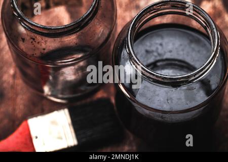 Pinceaux pour décorer et colorer le bois avec de la peinture Banque D'Images