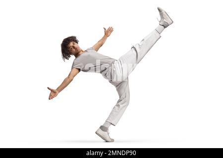 Jeune danseur afro-américain avec jambe relevée isolée sur fond blanc Banque D'Images