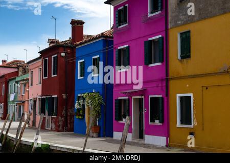 Rues et canaux de Burano une île animée dans la lagune vénitienne Banque D'Images