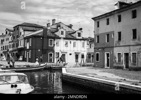 Rues et canaux de Burano une île animée dans la lagune vénitienne Banque D'Images