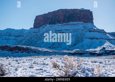 Utah State route 128 est une route pittoresque qui longe le fleuve Colorado, entourée de canyons, de buttes et de mesas près de Moab et de Castle Valley. Banque D'Images