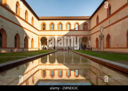 Cour intérieure du château de Sforza (Castello Sforzesco) à Milan, en Italie, l'une des plus grandes villes d'Europe. Banque D'Images