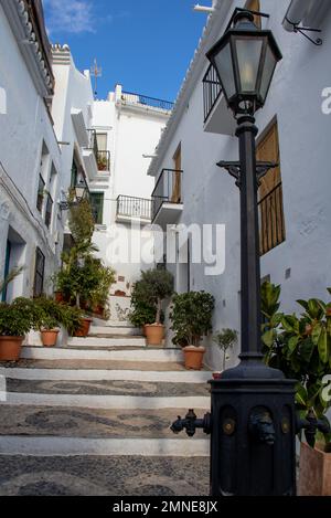 Calle típica de Frigiliana, Málaga, uno de los pueblos más bonitos de España. Con sus paredes blancas, sus calles estrechas y con muchas escaloas Banque D'Images