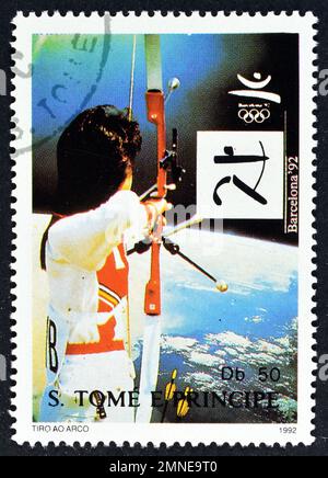 Timbre-poste annulé imprimé par São Tomé et Príncipe, qui montre le tir à l'arc, les Jeux Olympiques d'été, Barcelone, vers 1992. Banque D'Images