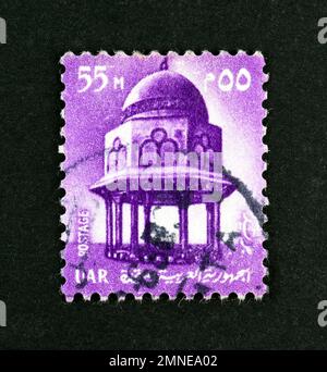 Timbre-poste annulé imprimé par l'Égypte, qui se montre bien dans la mosquée du Sultan Hassan au Caire, vers 1972. Banque D'Images