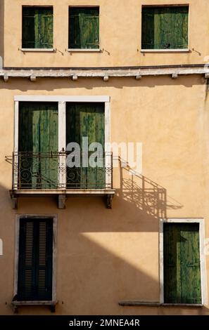 Les chambres de l'hôtel sont dotées de portes fermées en bois vert et d'un balcon d'époque. Banque D'Images