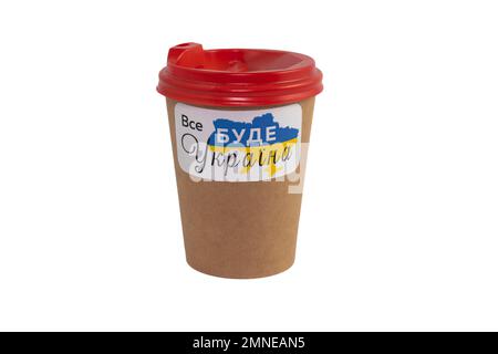 Tasse de café en papier avec un autocollant patriotique isolé sur fond blanc. Traduction du texte sur l'autocollant - "tout sera l'Ukraine" Banque D'Images