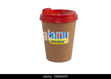 Tasse de café jetable en papier avec autocollant patriotique « I love Ukraine » isolé sur fond blanc (gros plan) Banque D'Images