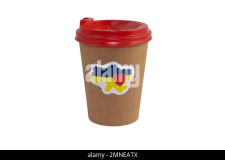 Tasse de café jetable en papier avec autocollant patriotique « I love Ukraine » isolé sur fond blanc (gros plan) Banque D'Images
