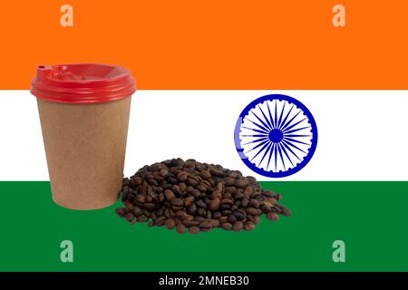 Tasse et une poignée de grains de café torréfiés sur le fond du drapeau de l'Inde. Le plus grand exportateur de café au monde. Café indien Banque D'Images