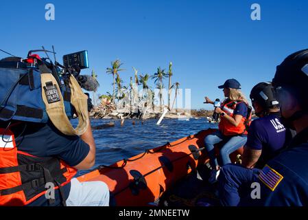 Les membres de l'équipe de la Garde côtière de l'équipe de grève du Golfe, de l'Atlantique et du Pacifique mènent une entrevue avec Telemundo 51 Miami à Matlacha Isles, en Floride, le 2 octobre 2022. L'équipe a fourni de l'information pour aider les gens de la collectivité de Pine Island qui ont été touchés par l'ouragan Ian. Banque D'Images