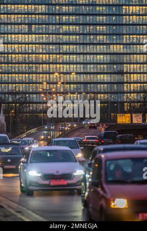 Circulation en centre-ville, Danziger Straße, B8, Düsseldorf, bureau, Trafic après le travail, NRW, Allemagne, Banque D'Images