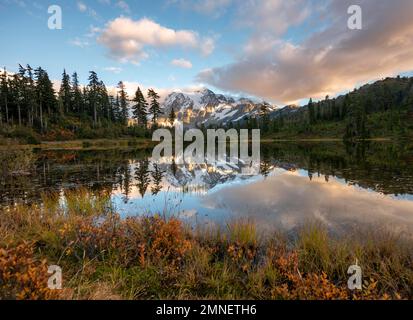 Mt. Glacier Shuksan avec neige reflétant dans Picture Lake, paysage de montagne boisé en automne, au coucher du soleil, Mt. Forêt nationale de Baker-Snoqualmie Banque D'Images