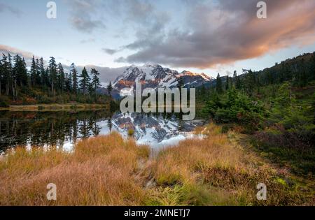 Mt. Glacier Shuksan avec neige reflétant dans Picture Lake, paysage de montagne boisé en automne, au coucher du soleil, Mt. Forêt nationale de Baker-Snoqualmie Banque D'Images