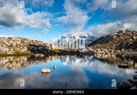 Réflexion dans le lac à Huntoon point, vue sur le ciel nuageux de Mt. Shuksan avec glacier et neige, Mt. Forêt nationale de Baker-Snoqualmie, Washington, États-Unis Banque D'Images