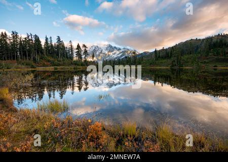 Mt. Glacier Shuksan avec neige reflétant dans Picture Lake, paysage de montagne boisé en automne, au coucher du soleil, Mt. Forêt nationale de Baker-Snoqualmie Banque D'Images