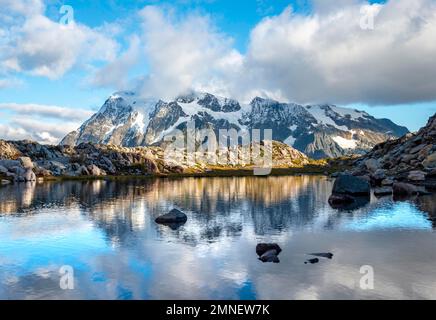 Réflexion dans le lac à Huntoon point, vue sur le ciel nuageux de Mt. Shuksan avec glacier et neige, Mt. Forêt nationale de Baker-Snoqualmie, Washington, États-Unis Banque D'Images