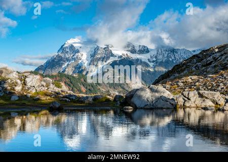 Réflexion dans le lac à Huntoon point, vue sur le ciel nuageux de Mt. Shuksan avec glacier et neige, Mt. Forêt nationale de Baker-Snoqualmie, Washington, États-Unis Banque D'Images