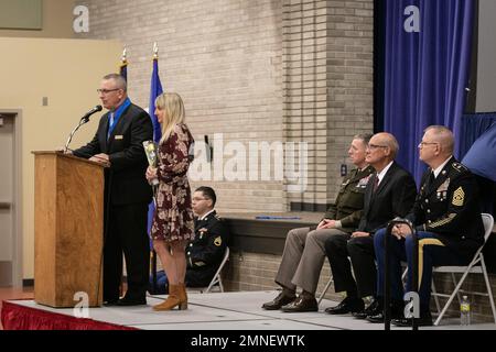 Sgt. Commandement Maj. (Ret.) Paul E. Herr s'adresse à la foule lors de la cérémonie d'initiation à la Cour d'honneur au Camp Ripley, 2 octobre 2022. Après avoir reçu leur médaillon, chaque intronisé a eu l'occasion de parler. « Je suis juste un homme. Je ne l'ai pas fait, je ne l'ai pas fait moi-même », a déclaré Herr. « Je dois remercier tout le monde dans cette salle. J'ai tellement de gens ici qui m'ont fait paraître bien. Je n’aurais pas pu faire mon travail sans le soutien des généraux dans cette salle. » (Photo de la Garde nationale du Minnesota par le sergent d'état-major. Mahsima Alkamooneh) Banque D'Images