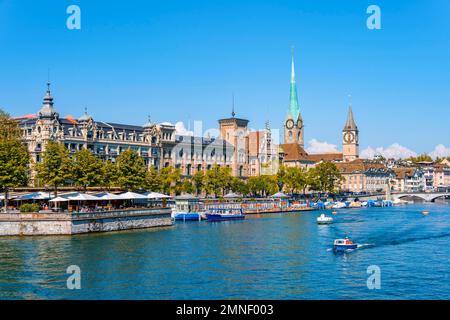 Vue sur le Limmat, Bauschaienzli et Frauenbad, à l'arrière Frauenmuenster, la salle communautaire de Zurich et la tour de l'église St. Peter, vieille ville, Zurich Banque D'Images