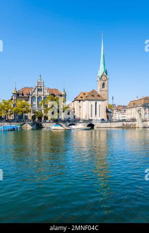 Vue sur le Limmat, Frauenmuenster et le Stadthaus Zurich, la vieille ville, Zurich, Suisse Banque D'Images