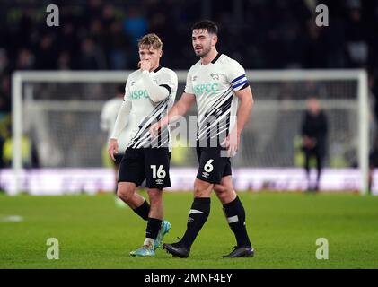 Liam Thompson (à gauche) et Eiran Cashin du comté de Derby réagissent lors du quatrième tour de la coupe Emirates FA au Pride Park, Derby. Date de la photo: Lundi 30 janvier 2023. Banque D'Images