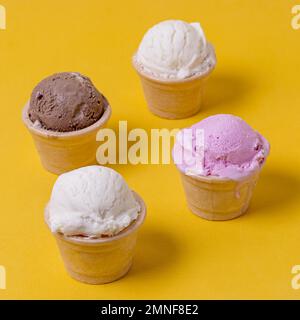 cônes de différentes saveurs de crème glacée à la vue 2. Résolution et superbe photo de haute qualité Banque D'Images