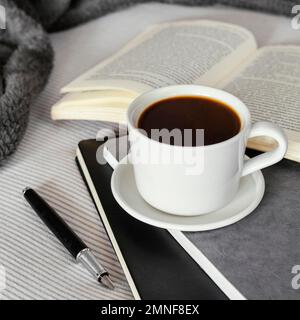 livre de tasse à café grand angle. Belle photo Banque D'Images