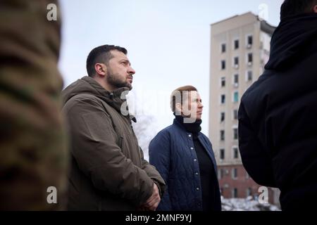 Mykolaiv, Ukraine. 30th janvier 2023. Le président ukrainien Volodymyr Zelenskyy, à gauche, et le Premier ministre danois Mette Frederiksen, à droite, se rendrent dans les bâtiments de l'administration militaire régionale de Mykolaiv détruits par les attaques russes, 30 janvier 2023, à Mykolaiv, en Ukraine. Credit: Présidence de l'Ukraine/Bureau de presse présidentiel ukrainien/Alamy Live News Banque D'Images
