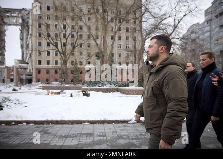 Mykolaiv, Ukraine. 30th janvier 2023. Le président ukrainien Volodymyr Zelenskyy, à gauche, et le Premier ministre danois Mette Frederiksen, à droite, se rendrent dans les bâtiments de l'administration militaire régionale de Mykolaiv détruits par les attaques russes, 30 janvier 2023, à Mykolaiv, en Ukraine. Credit: Présidence de l'Ukraine/Bureau de presse présidentiel ukrainien/Alamy Live News Banque D'Images
