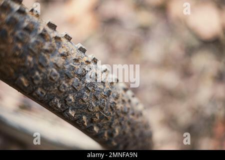 Pneu en caoutchouc pour vélo tout terrain avec boutons sales et poussiéreux Banque D'Images