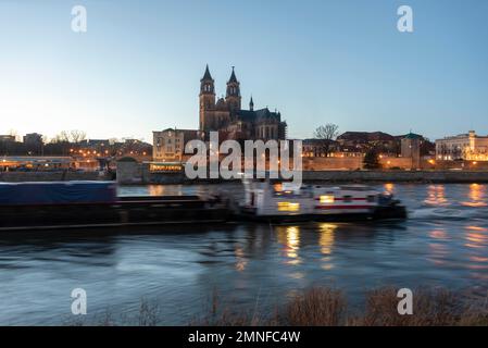 Barge, derrière la cathédrale, Magdebourg, Saxe-Anhalt, Allemagne Banque D'Images