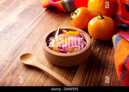 Cebollas Encurtidas. Oignon violet haché avec du piment de manzano et des épices, une préparation très populaire au Mexique pour accompagner une grande variété de plats Banque D'Images