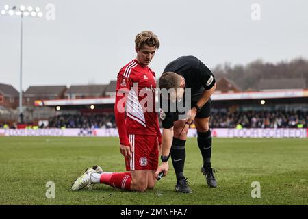 Tommy Leigh d'Accrington Stanley à genoux lors du match rond de la FA Cup 4th entre Accrington Stanley et Leeds United au Wham Stadium, à Accrington, le samedi 28th janvier 2023. (Credit: Pat Scaasi | MI News) Credit: MI News & Sport /Alay Live News Banque D'Images