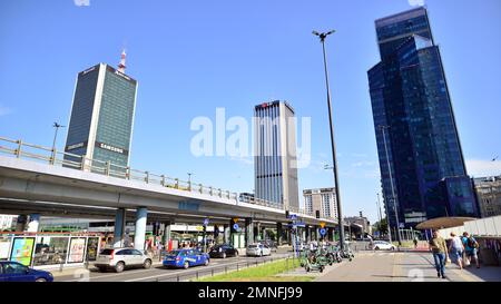 Varsovie, Pologne. 18 juin 2022. Vue sur la circulation routière dans la rue du centre-ville. Banque D'Images