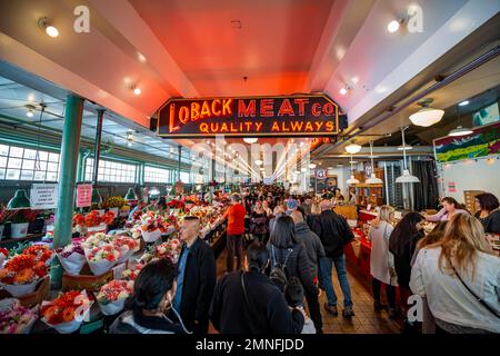 Les gens dans une salle de marché, stand avec des bouquets de fleurs, marché public, marché agricole, marché de Pike place, Seattle, Washington, États-Unis Banque D'Images