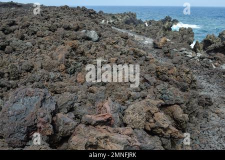 Falaises volcaniques érodées par la mer à Lanzarote Banque D'Images