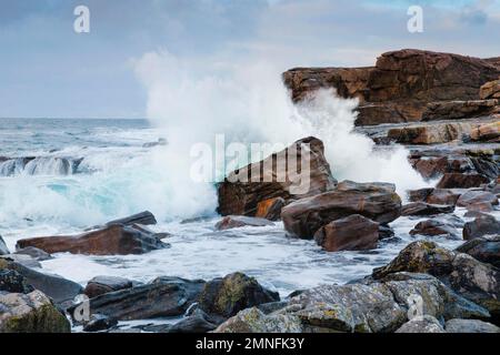 L'eau s'est écrasant sur les rochers de la côte rocheuse de l'île de Skye, en Écosse, au Royaume-Uni Banque D'Images