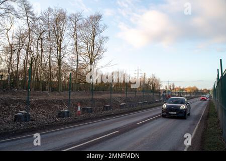 Wendover, Buckinghamshire, Royaume-Uni. 30th janvier 2023. HS2 travaux de construction pour le petit Dean Viaduct le long de la A413 sud de Wendover. Une fois construit, le petit viaduc Dean prendra les trains à grande vitesse 2 qui traversent le A413, la ligne de chemin de fer Chilterns et la petite voie Dean. HS2 ont abattu un grand nombre d'arbres à côté de la A413 ainsi que démolir la ferme et les bâtiments de ferme à Road Barn Farm. Crédit : Maureen McLean/Alay Live News Banque D'Images